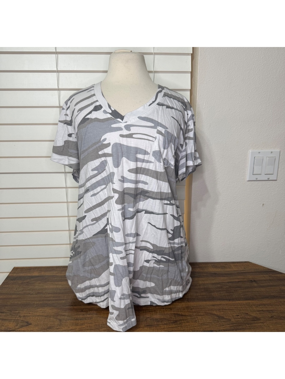 Natural Reflections Gray and White Camouflage V-Neck T-Shirt Size XL